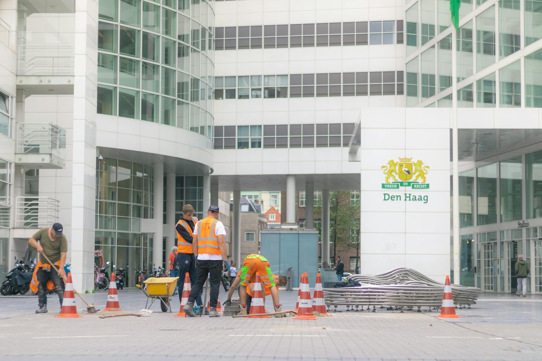 Orang asing bekerja di Belanda, menampilkan peluang karir, kantor modern, dan suasana kerja internasional.